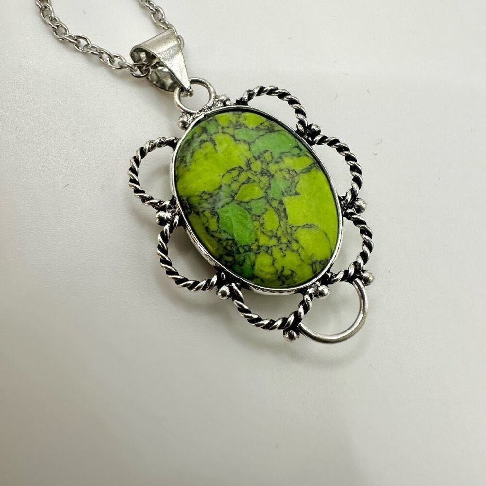 Green and silver tone pendant necklace - Picture 9 of 10